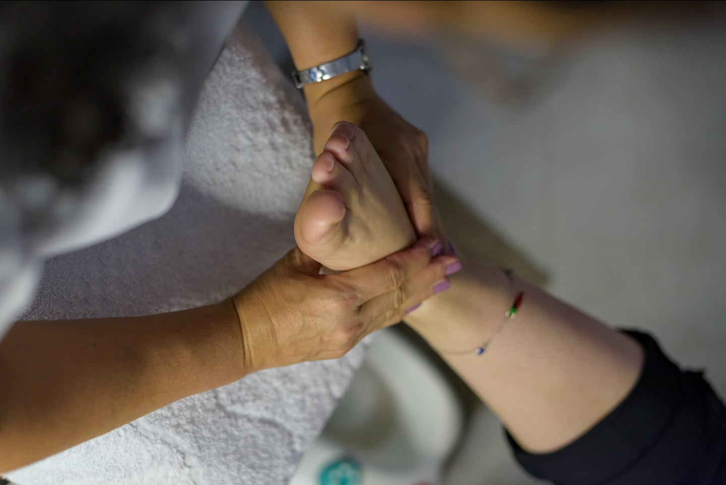 Massagem relaxante ou massagem com velas quentes em Holambra: Qual escolher para desestressar?