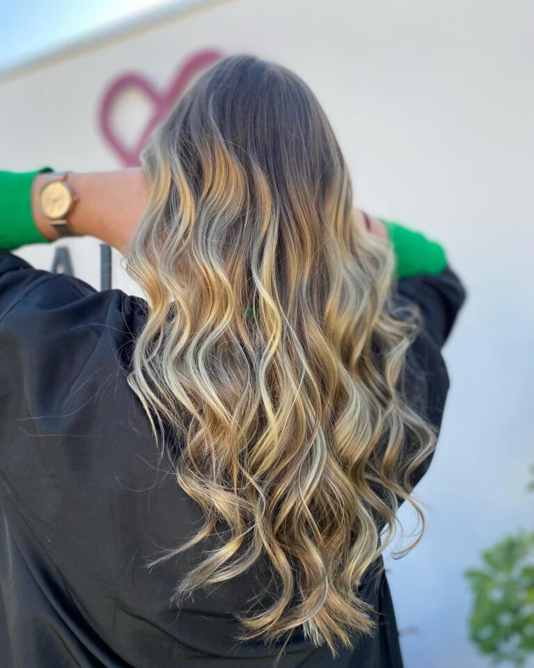 Coloração e mechas · Espaço Aliáh Saúde e Beleza — salão de beleza em Jardim das Tulipas, Holambra - SP